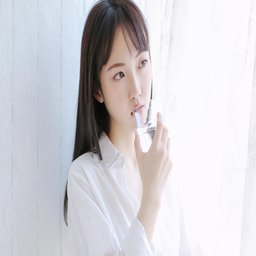 儿子辛勤耕耘母亲的土地：家庭农业的传承与发展